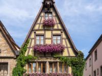 Blumengeschmücktes, schmales Fachwerkhaus in der Galgengasse - Rothenburg o.d.T.